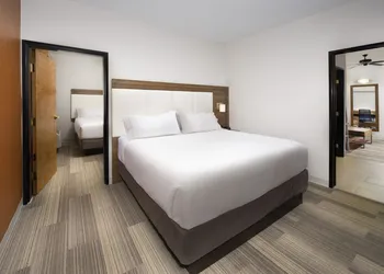 Holiday Inn Express & Suites San Antonio-Dtwn Market Area by IHG hotel thumbnail 6