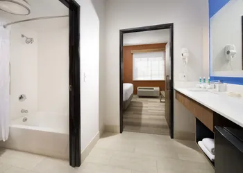 Holiday Inn Express & Suites San Antonio-Dtwn Market Area by IHG hotel thumbnail 7