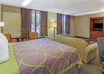 Super 8 by Wyndham Manassas hotel thumbnail 7