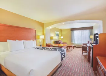 La Quinta Inn & Suites by Wyndham Bentonville hotel thumbnail 5