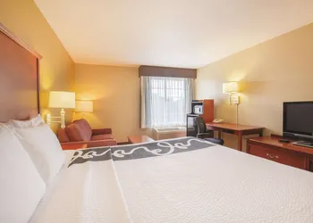 La Quinta Inn & Suites by Wyndham Bentonville hotel thumbnail 6