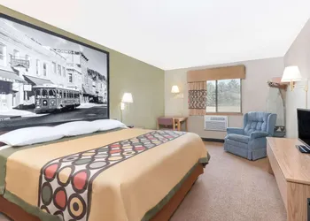 Super 8 by Wyndham Winner SD hotel thumbnail 6