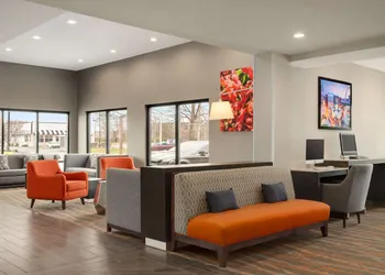 La Quinta Inn & Suites by Wyndham St Louis Route 66 hotel thumbnail 2