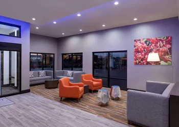 La Quinta Inn & Suites by Wyndham St Louis Route 66 hotel thumbnail 3