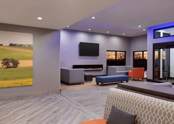 La Quinta Inn & Suites by Wyndham St Louis Route 66 hotel thumbnail 4