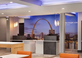 La Quinta Inn & Suites by Wyndham St Louis Route 66 hotel thumbnail 5