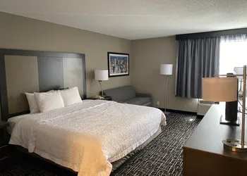 La Quinta Inn & Suites by Wyndham St Louis Route 66 hotel thumbnail 8