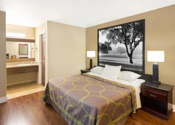 Super 8 by Wyndham Martinez hotel thumbnail 4