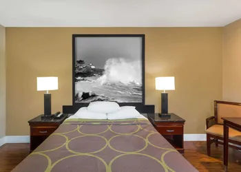 Super 8 by Wyndham Martinez hotel thumbnail 5