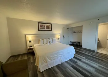 Emerald Shores Resort hotel thumbnail 7