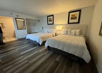 Emerald Shores Resort hotel thumbnail 8