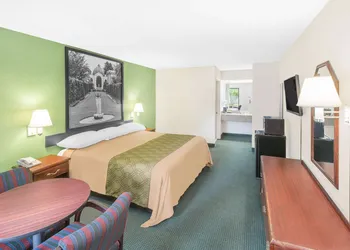 Super 8 by Wyndham Mobile hotel thumbnail 3