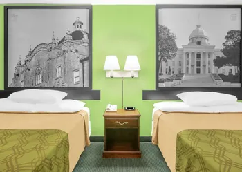 Super 8 by Wyndham Mobile hotel thumbnail 4