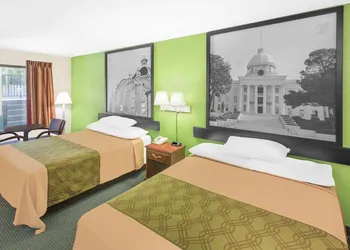 Super 8 by Wyndham Mobile hotel thumbnail 5