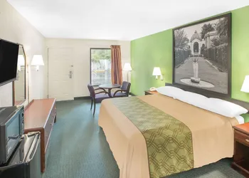 Super 8 by Wyndham Mobile hotel thumbnail 7