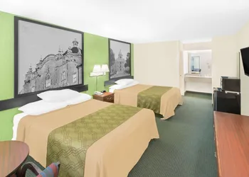 Super 8 by Wyndham Mobile hotel thumbnail 8