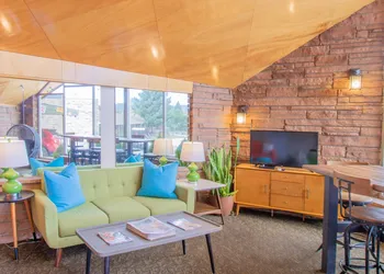 Coyote Mountain Lodge hotel thumbnail 4