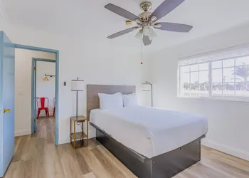Coastal Breeze Inn hotel thumbnail 6
