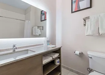 Comfort Suites Laredo - Nuevo Laredo hotel thumbnail 4
