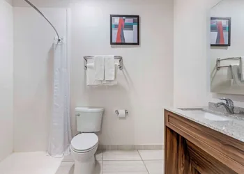 Comfort Suites Laredo - Nuevo Laredo hotel thumbnail 5