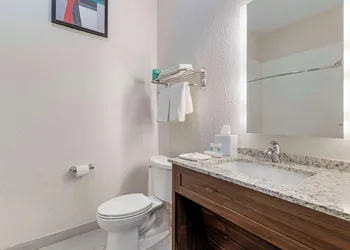 Comfort Suites Laredo - Nuevo Laredo hotel thumbnail 8