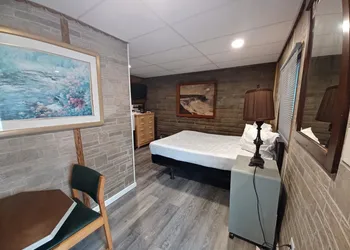 Falls Motel hotel thumbnail 6