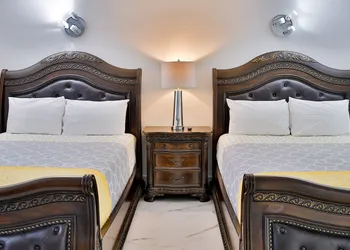 Diplomat Inn hotel thumbnail 3