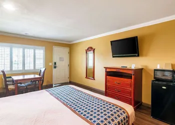 Rodeway Inn Artesia Cerritos hotel thumbnail 8