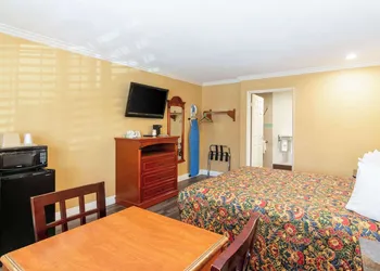 Rodeway Inn Artesia Cerritos hotel thumbnail 5