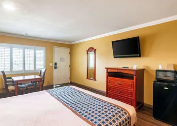 Rodeway Inn Artesia Cerritos hotel thumbnail 8