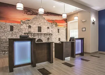 La Quinta Inn & Suites by Wyndham San Antonio Northwest hotel thumbnail 3