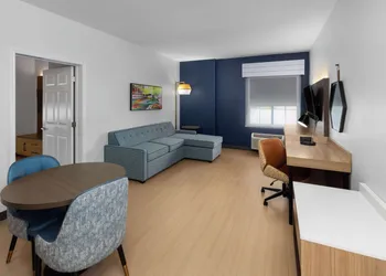 La Quinta Inn & Suites by Wyndham San Antonio Northwest hotel thumbnail 7