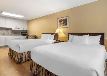 Econo Lodge Inn & Suites hotel thumbnail 8
