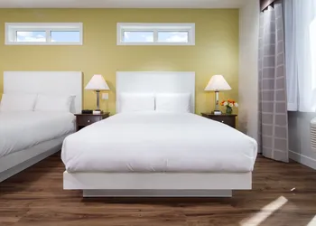 Econo Lodge Inn & Suites hotel thumbnail 6