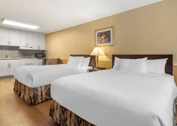 Econo Lodge Inn & Suites hotel thumbnail 8
