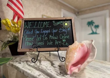 Hole Inn the Wall Hotel - Fort Walton Beach - Sunset Plaza - nearby Beaches & Hurlburt hotel thumbnail 5