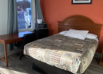 Whispering Pines Motel hotel thumbnail 3