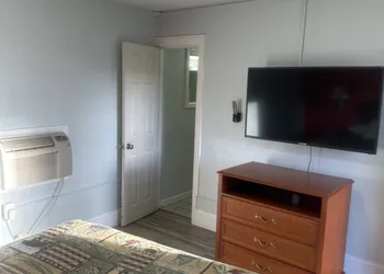 Whispering Pines Motel hotel thumbnail 4
