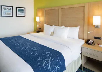 Comfort Suites Beachfront hotel thumbnail 4
