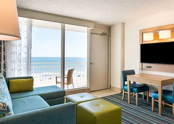 Comfort Suites Beachfront hotel thumbnail 6
