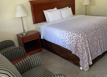 Colonial Motel hotel thumbnail 8