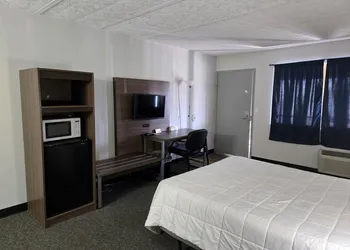 Home-Towne Lodge hotel thumbnail 6