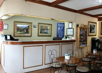 Econo Lodge Inn & Suites On The River hotel thumbnail 2