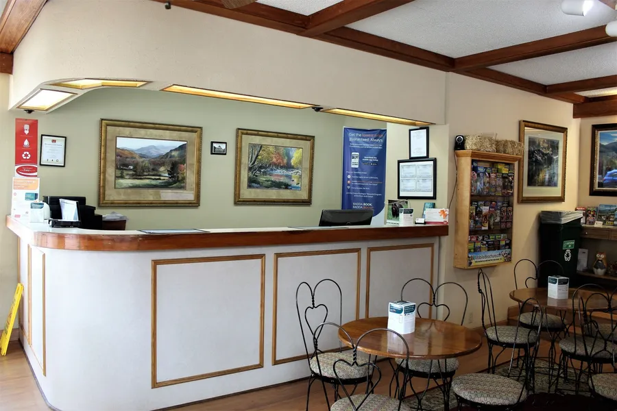 Econo Lodge Inn & Suites On The River hotel detail image 2