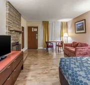 Econo Lodge Inn & Suites On The River hotel detail image 5