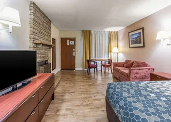 Econo Lodge Inn & Suites On The River hotel thumbnail 5