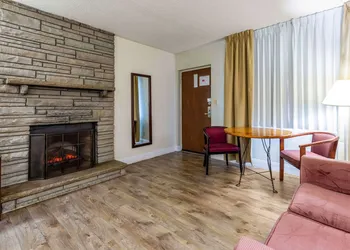 Econo Lodge Inn & Suites On The River hotel thumbnail 6