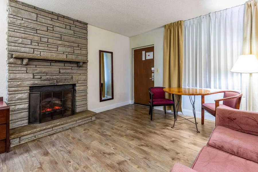 Econo Lodge Inn & Suites On The River hotel detail image 6