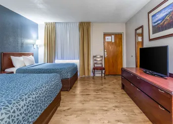 Econo Lodge Inn & Suites On The River hotel thumbnail 7