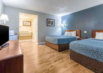 Econo Lodge Inn & Suites On The River hotel thumbnail 8